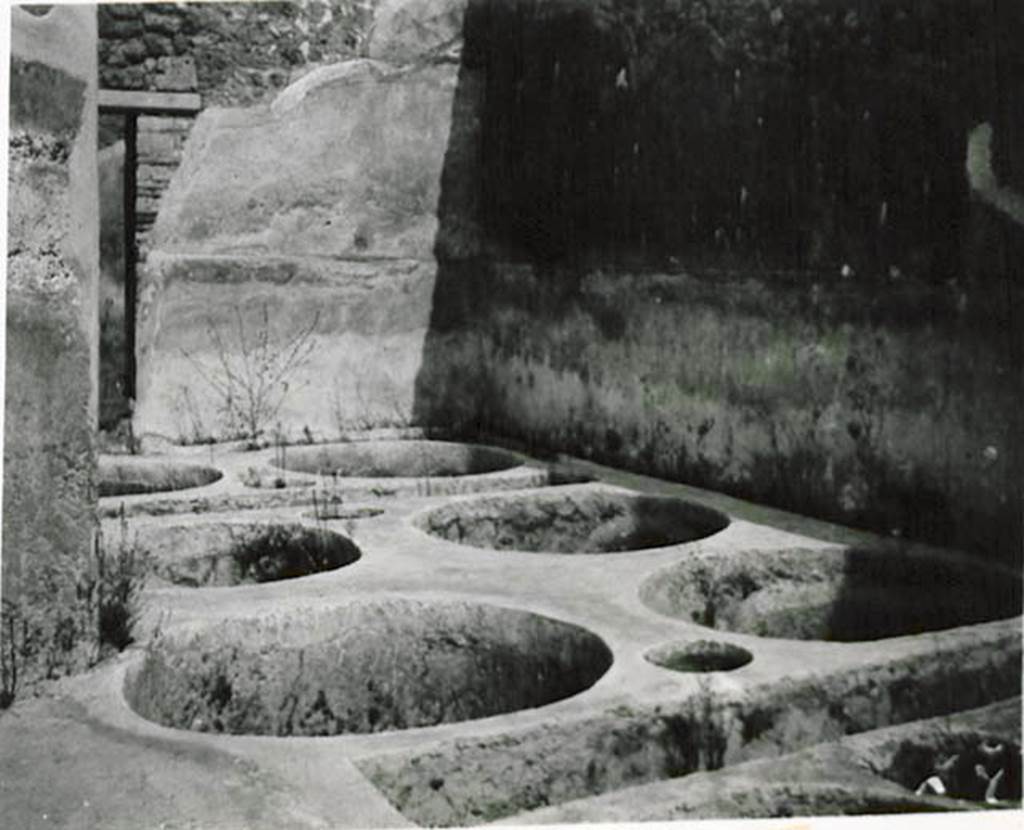 10502-warscher-codex-123-3-640.jpg
I.5.2 Pompeii. 1936, taken by Tatiana Warscher. Looking towards north-east corner of industrial room. See Warscher T., 1936. Codex Topographicus Pompeianus: Regio I.1, I.5. Rome: DAIR, whose copyright it remains.
