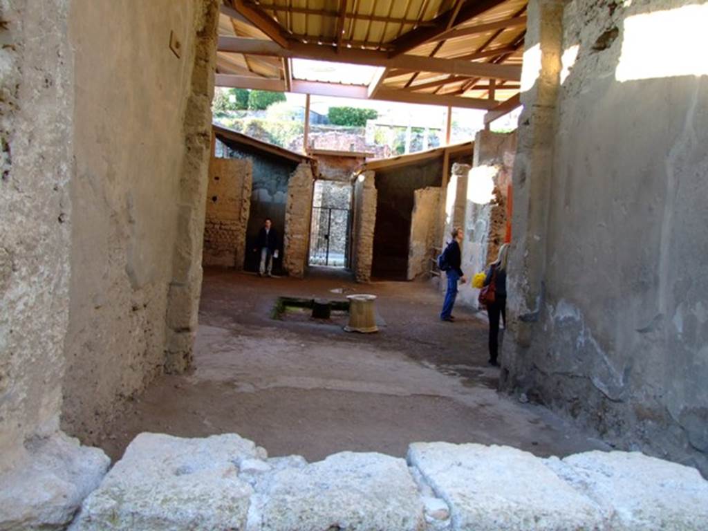 I.6.4 Pompeii.  March 2009. Room 15, Tablinum.  Looking north through window space, towards atrium and front entrance.