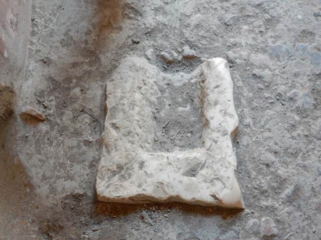 I.7.3 Pompeii. May 2016. Door-stop in floor of atrium. Photo courtesy of Buzz Ferebee.