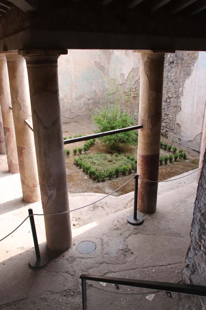 I.7.19 Pompeii. September 2021. 
Looking towards south and west walls of garden area, from top of steps linking with I.7.10/11/12.
Photo courtesy of Klaus Heese.
