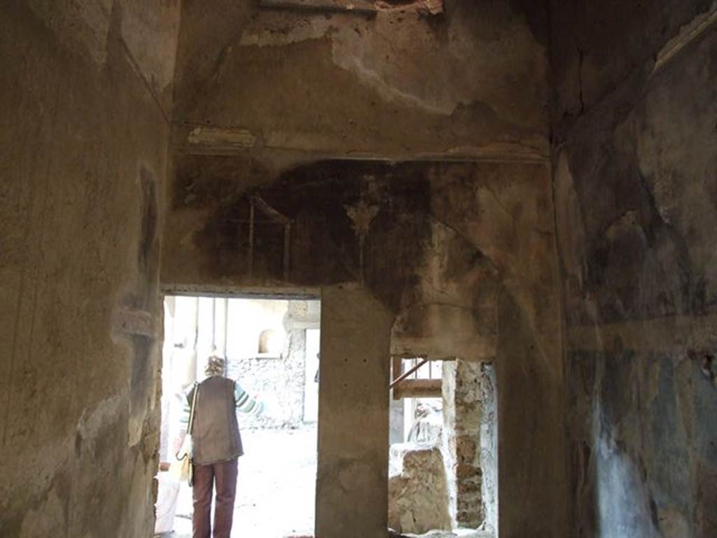 I.7.19 Pompeii. December 2006. Looking west from room in north-east of peristyle. The arched niche in the west wall can be seen across the north portico.
