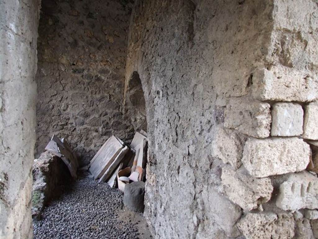 I.7.19 Pompeii. December 2006. Room to east side of steps, with arched recess under steps.