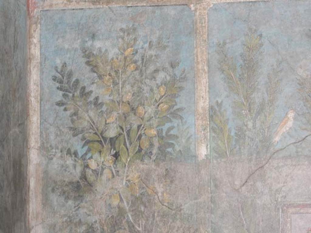 I.9.5 Pompeii. April 2022. Room 5, cubiculum. North end of east wall. 
Detail of painting of Egyptian pharaonic statue and lemon tree.
Photo courtesy of Johannes Eber.
