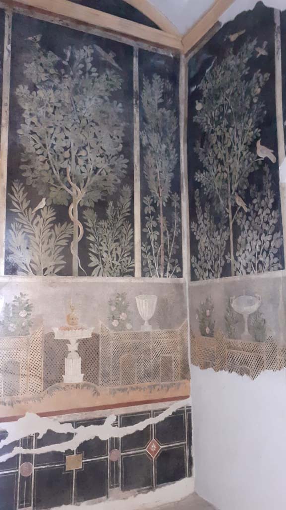 I.9.5 Pompeii. October 2022. 
Room 11, looking towards south-east corner and south wall with garden painting of birds in a pear tree.
Photo courtesy of Klaus Heese.
