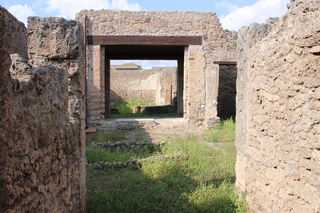 I.9.12 Pompeii. October 2022. Looking north across atrium from entrance corridor/fauces. Photo courtesy of Klaus Heese.