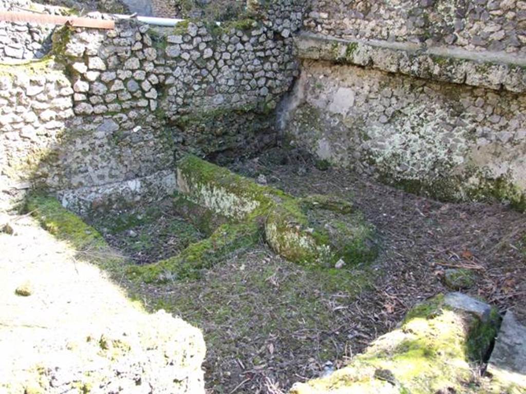 I.10.4 Pompeii. March 2009. Rectangular and round structures in area S[50].