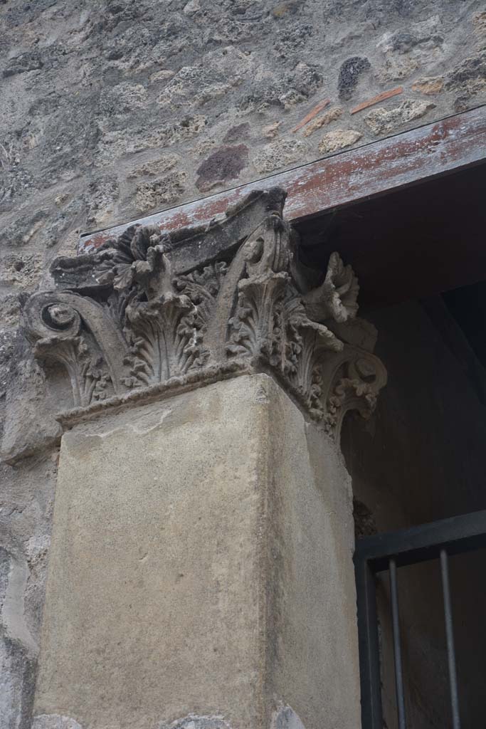 I.10.4 Pompeii. October 2017. Looking towards east (left) entrance capital.
Foto Annette Haug, ERC Grant 681269 DÉCOR.

