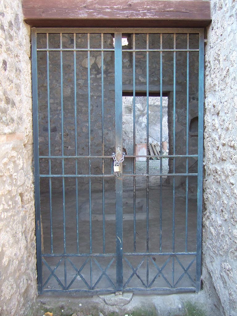 I.10.16 Pompeii. September 2005.  Entrance doorway.