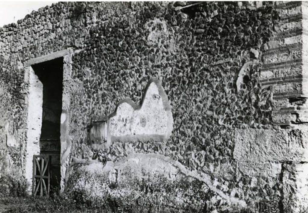 I.15.3 Pompeii. 1968. House of Ship Europa, exterior façade on west (right) of entrance doorway.   Photo courtesy of Anne Laidlaw.
American Academy in Rome, Photographic Archive. Laidlaw collection _P_68_3_36.
