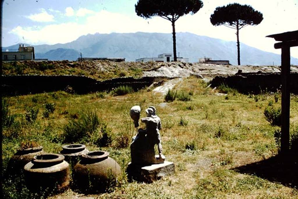 I.20.1 Pompeii. 1961. Looking south-west across garden area. Photo by Stanley A. Jashemski.
Source: The Wilhelmina and Stanley A. Jashemski archive in the University of Maryland Library, Special Collections (See collection page) and made available under the Creative Commons Attribution-Non Commercial License v.4. See Licence and use details.
J61f0473
