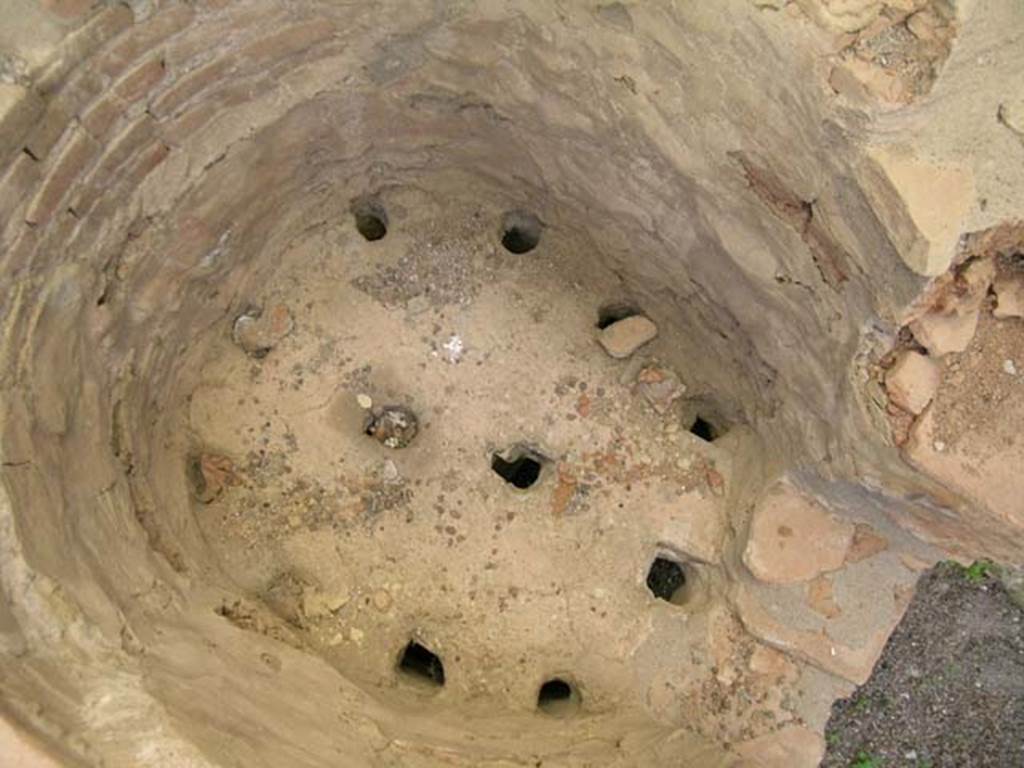 I.20.3 Pompeii.  June 2005. Interior of oven. Photo courtesy of Nicolas Monteix.