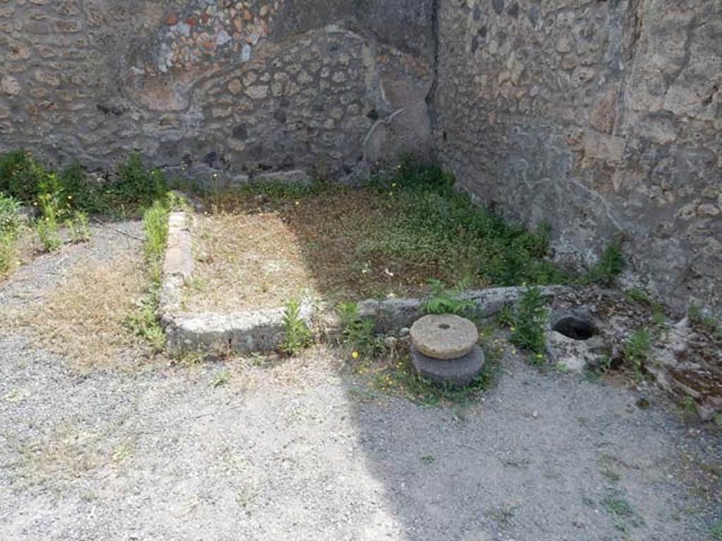 I.21.2 Pompeii. May 2017. Looking towards east side of atrium. Photo courtesy of Buzz Ferebee.
