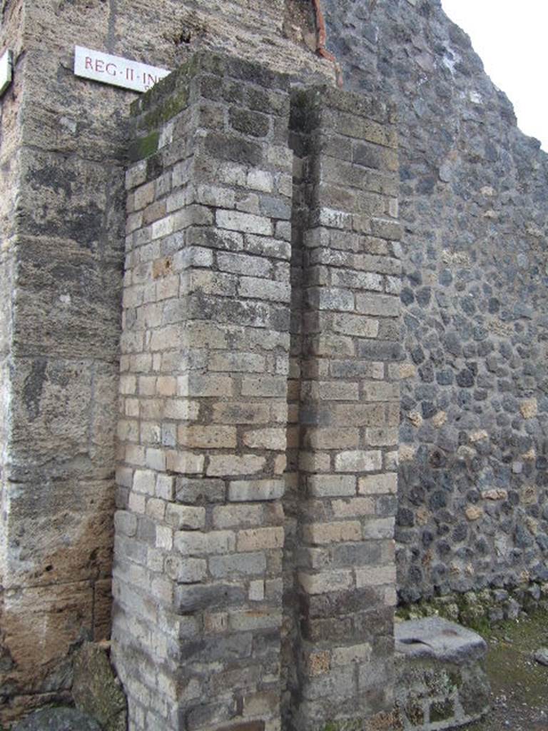 II.2.1 Pompeii. December 2005. Water column on side wall. 