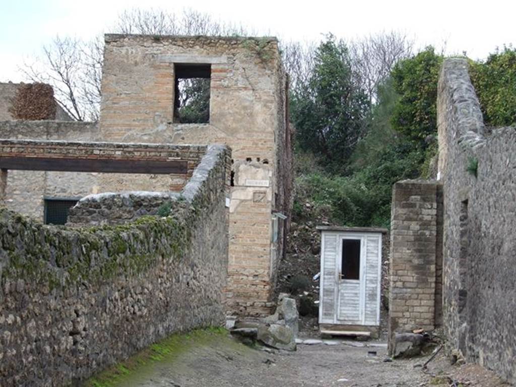 II.1.6 side wall. December 2006. Vicolo di Octavius Quarto looking north. II.2.1 side wall and water tower.