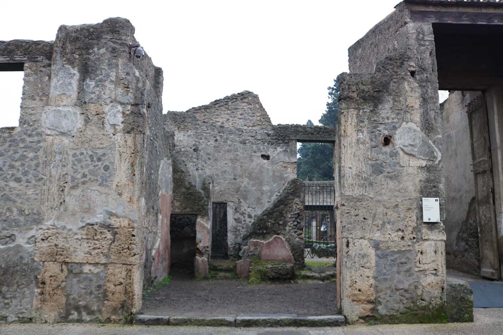 II.2.3 Pompeii. December 2018. Entrance doorway on south side of Via dell’Abbondanza. Photo courtesy of Aude Durand. 