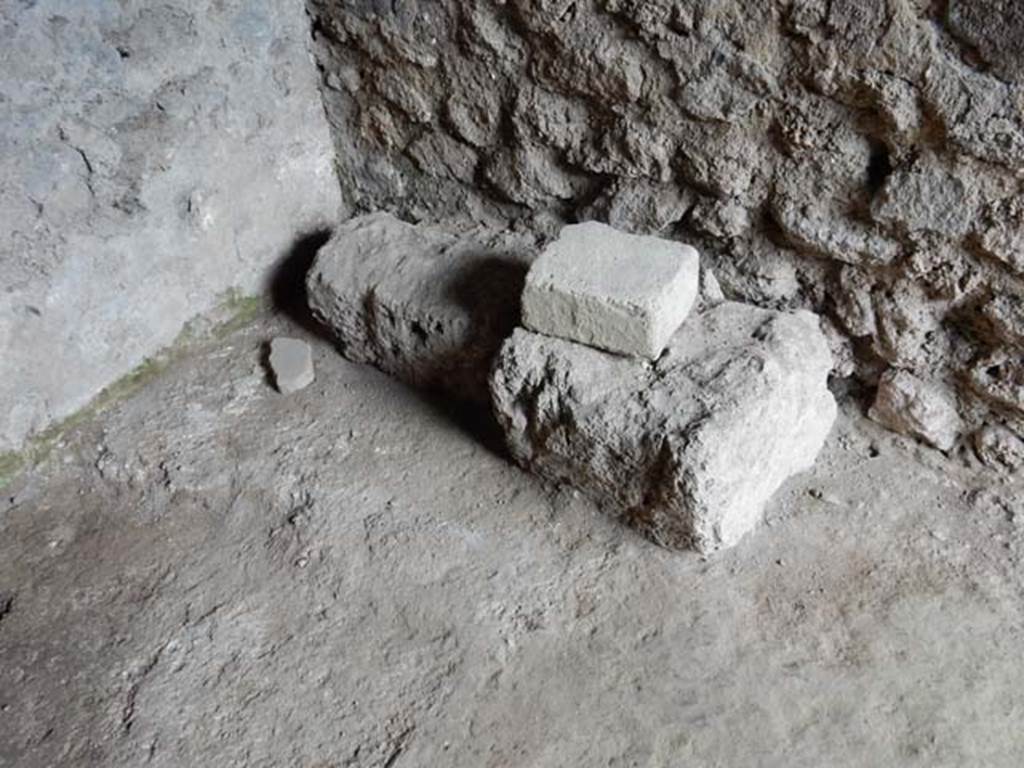 II.3.3 Pompeii. May 2016. Room 16, north-west corner.  Photo courtesy of Buzz Ferebee.