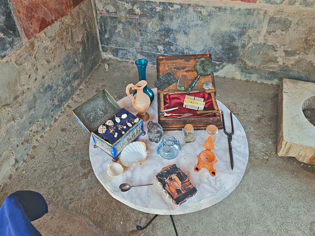 II.3.3 Pompeii. 8th June 2024. Room 11, reproduction items from a ladies’ dressing table. Photo courtesy of Giuseppe Ciaramella.
Historical reconstruction entitled L’altra Pompei prende vita (The other Pompeii comes to life).
