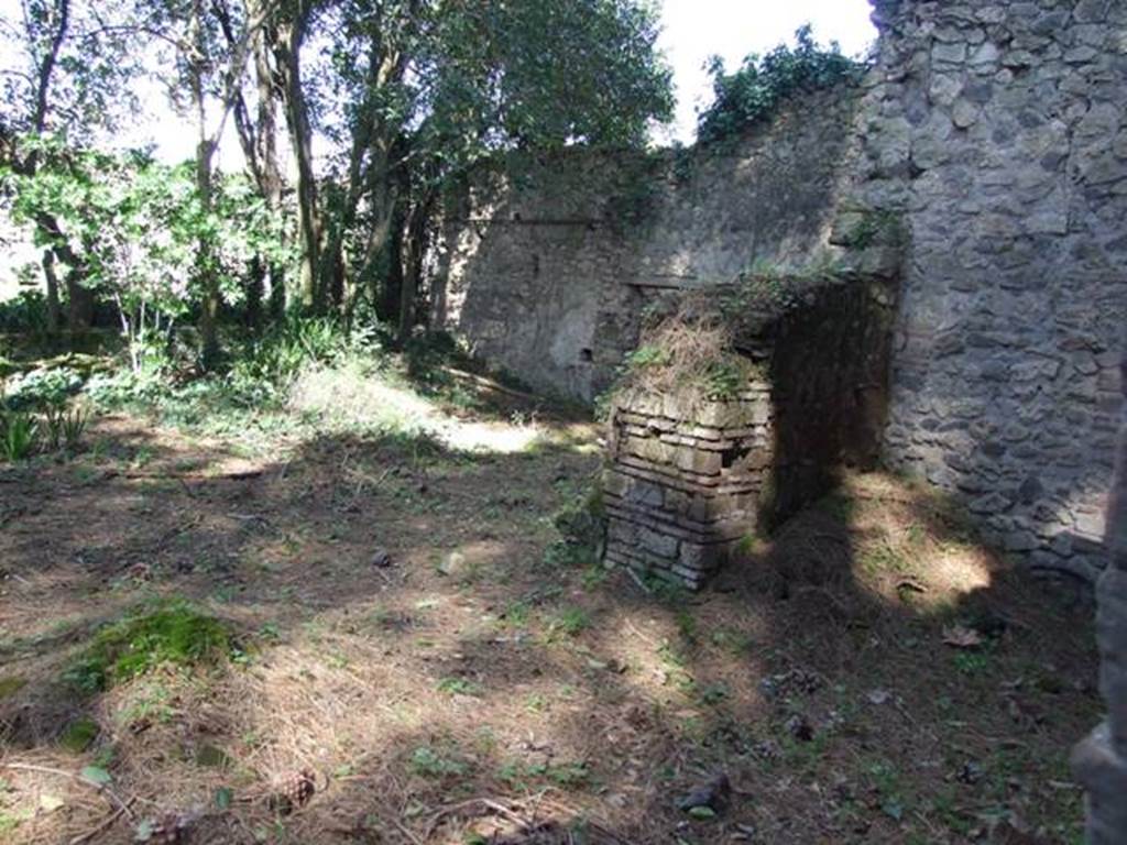 II.3.9 Pompeii.  March 2009.  West wall of II.3.8, on east side of the garden.