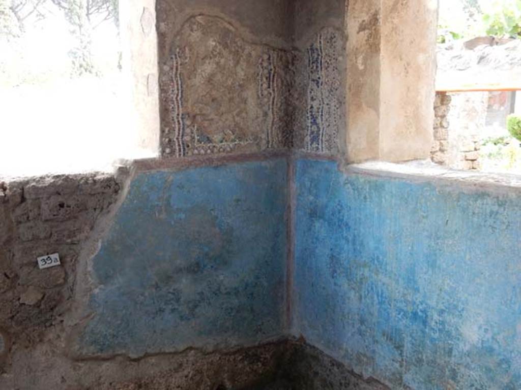 II.4.6 Pompeii. May 2017. Detail of south-west corner of basin/pool in Frigidarium/apodyterium. Photo courtesy of Buzz Ferebee.
