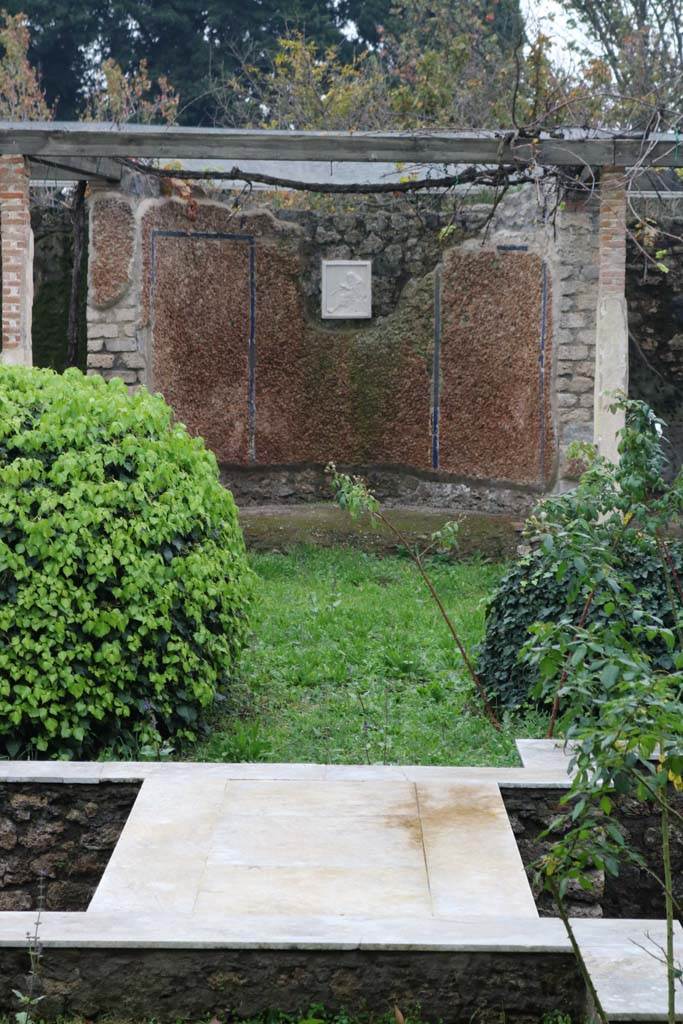 II.4.6 Pompeii. December 2018. 
Looking east towards alcove with reproduction plaque. Photo courtesy of Aude Durand.
