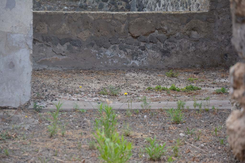 II.8.5 Pompeii. July 2017. Looking east from atrium across threshold and flooring of room with large window. 
Foto Annette Haug, ERC Grant 681269 DÉCOR.

