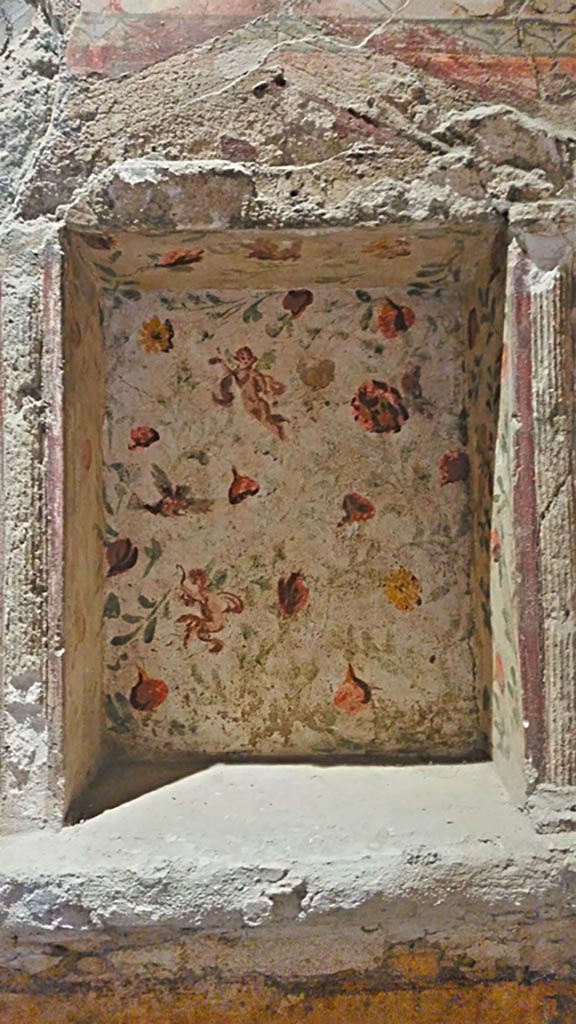 II.9.4 Pompeii. 2017/2018/2019.
Room 6, detail of floral lararium. Photo courtesy of Giuseppe Ciaramella.
