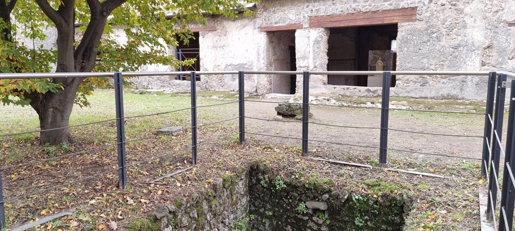 II.9.4 Pompeii. December 2023. Looking across pool towards west wall of garden area 9. Photo courtesy of Miriam Colomer.