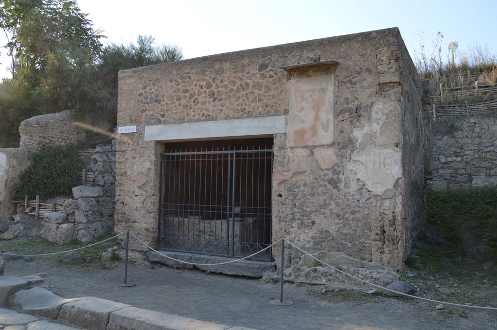 III.6.1 Pompeii. October 2017. Looking north-west towards entrance doorway, and unexcavated roadway on its west side, on left.
Foto Taylor Lauritsen, ERC Grant 681269 DÉCOR.

