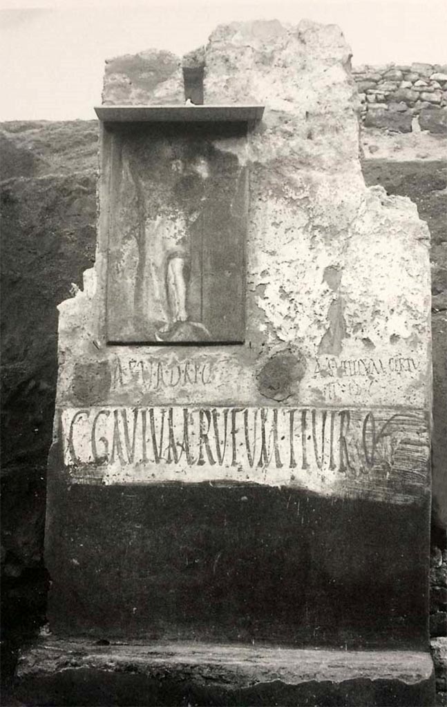 III.6.1 Pompeii. Undated photograph. Front façade on east (right) side of doorway with painting of Venus Pompeiana.
Foto Taylor Lauritsen, ERC Grant 681269 DÉCOR.
