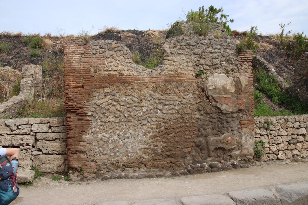 III.6.5 Pompeii. May 2024. Front façade, with doorway on right. Photo courtesy of Klaus Heese.