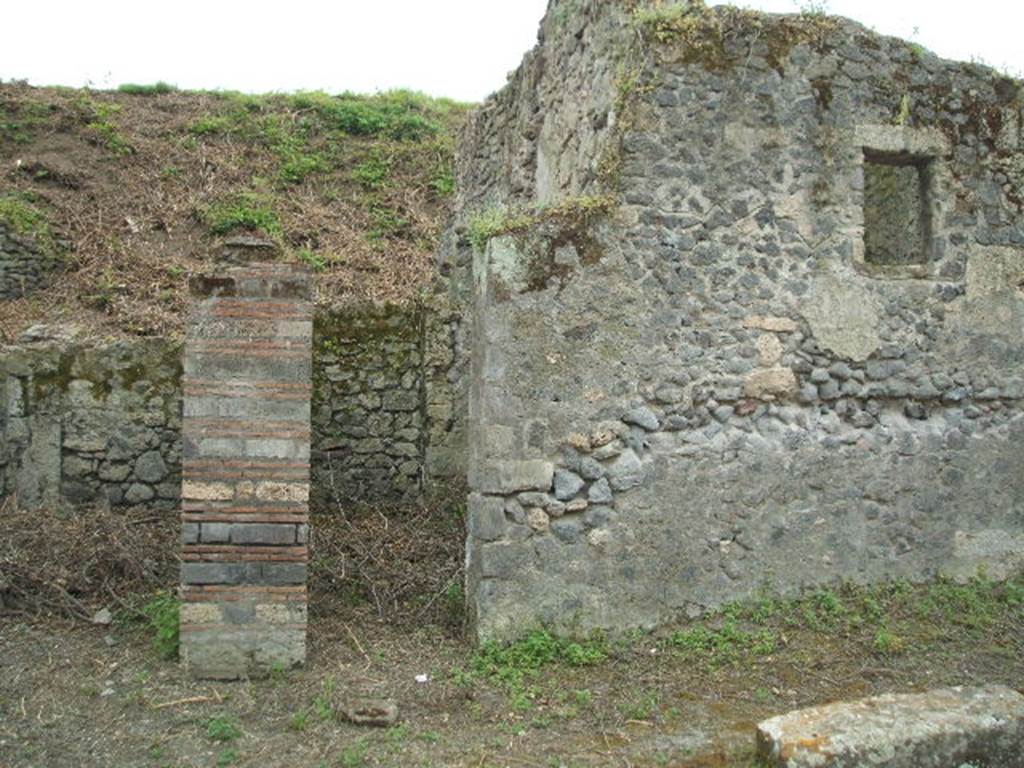 III.8.5 Pompeii (in centre) and III.8.6 (on left). May 2005.Entrance leading to room with rear door which has been blocked up. Between the front door and rear door is a room.
According to Liselotte Eschebach this could be steps to the upper floor, or it could be a cella meretricia or a latrine. See Eschebach, L., 1993. Gebudeverzeichnis und Stadtplan der antiken Stadt Pompeji. Kln: Bhlau. (p. 111).
