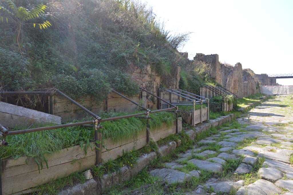 Via di Nola, south side, Pompeii. October 2017. Looking west along Insula III.9 from III.9.3 towards IX.14, by road-bridge, on right.
Foto Taylor Lauritsen, ERC Grant 681269 DCOR.
