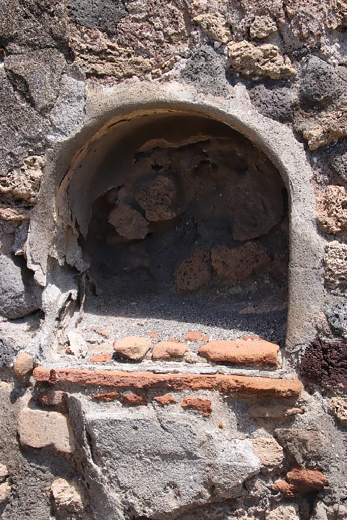 V.1.7 Pompeii. May 2024. Niche on east wall of the peristyle “b”. Photo courtesy of Klaus Heese.