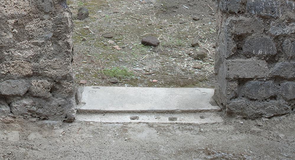 V.1.7 Pompeii. c.2008. Room “g”, looking towards threshold of doorway at west end of south wall. Photo by Thomas Staub.
Photo courtesy of the Swedish Pompeii Project.
