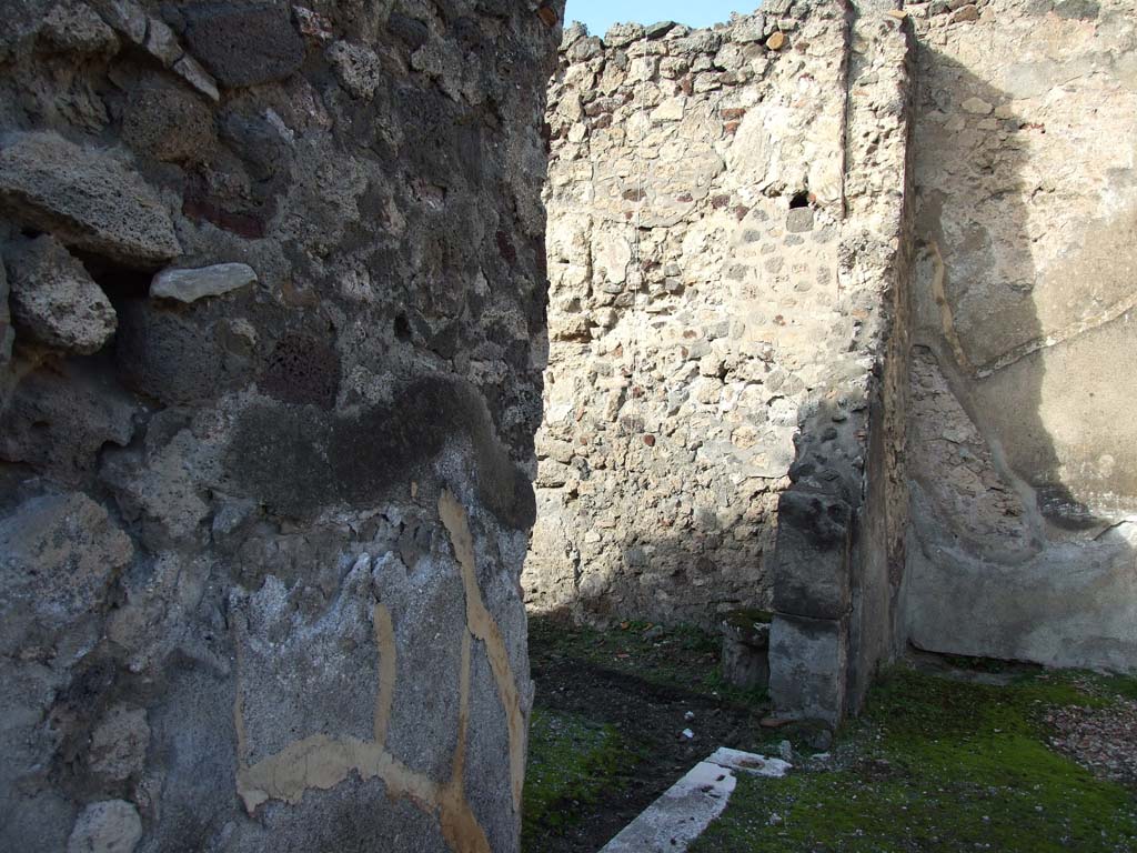 V.1.7 Pompeii. December 2007. Room 24, entrance doorway from peristyle.