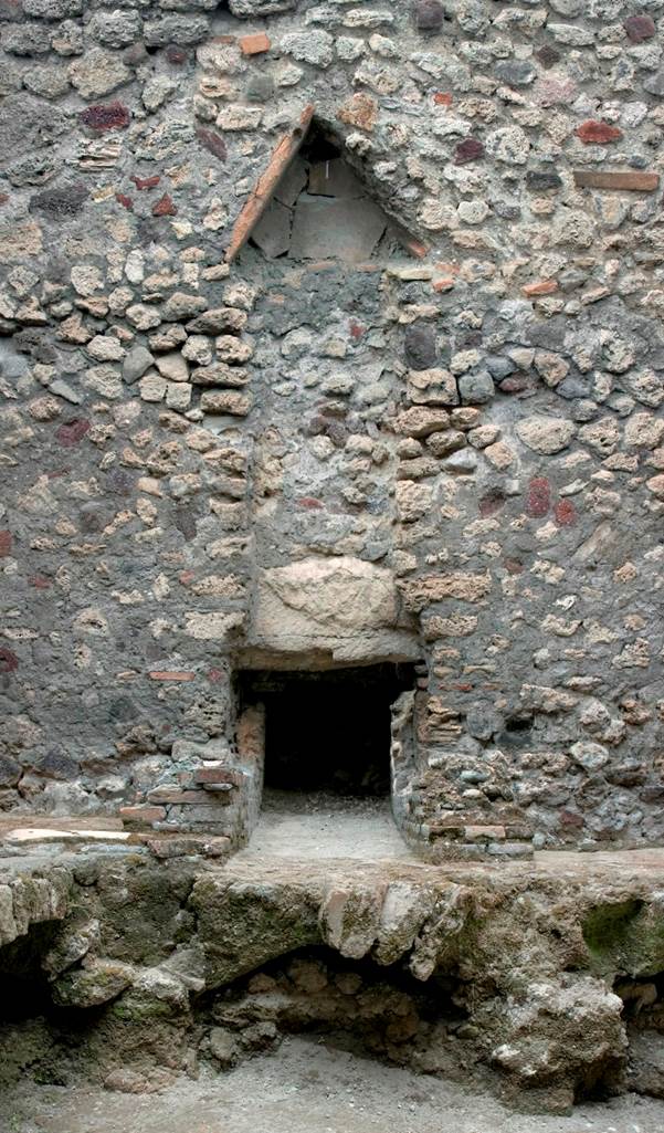 V.1.7 Pompeii. c.2009. 
Room “l” (L), looking towards north wall. Photo by Hans Thorwid. 
“Praefurnium: on the central part of the northern bench, the praefurnium is situated, serving for the heating of the floor and walls of the adjacent caldarium 20.”, 
Photo and words courtesy of the Swedish Pompeii Project.
