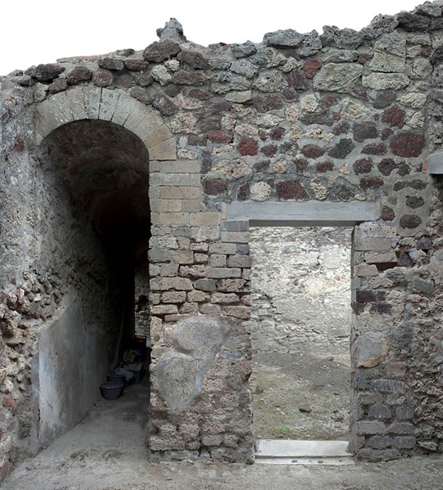 V.1.7 Pompeii. c.2005-7. 
Room “h”, north wall with arched entrance to Corridor “h2”, on left, and doorway into room “g”, on right. 
Photo by Hans Thorwid. 
Photo courtesy of the Swedish Pompeii Project.
