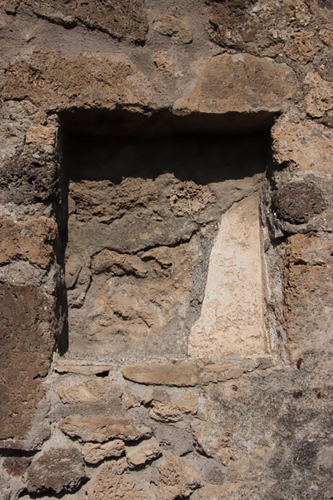 V.I.13 Pompeii. December 2018. 
Niche or recess in north wall of bar-room. Photo courtesy of Aude Durand.
