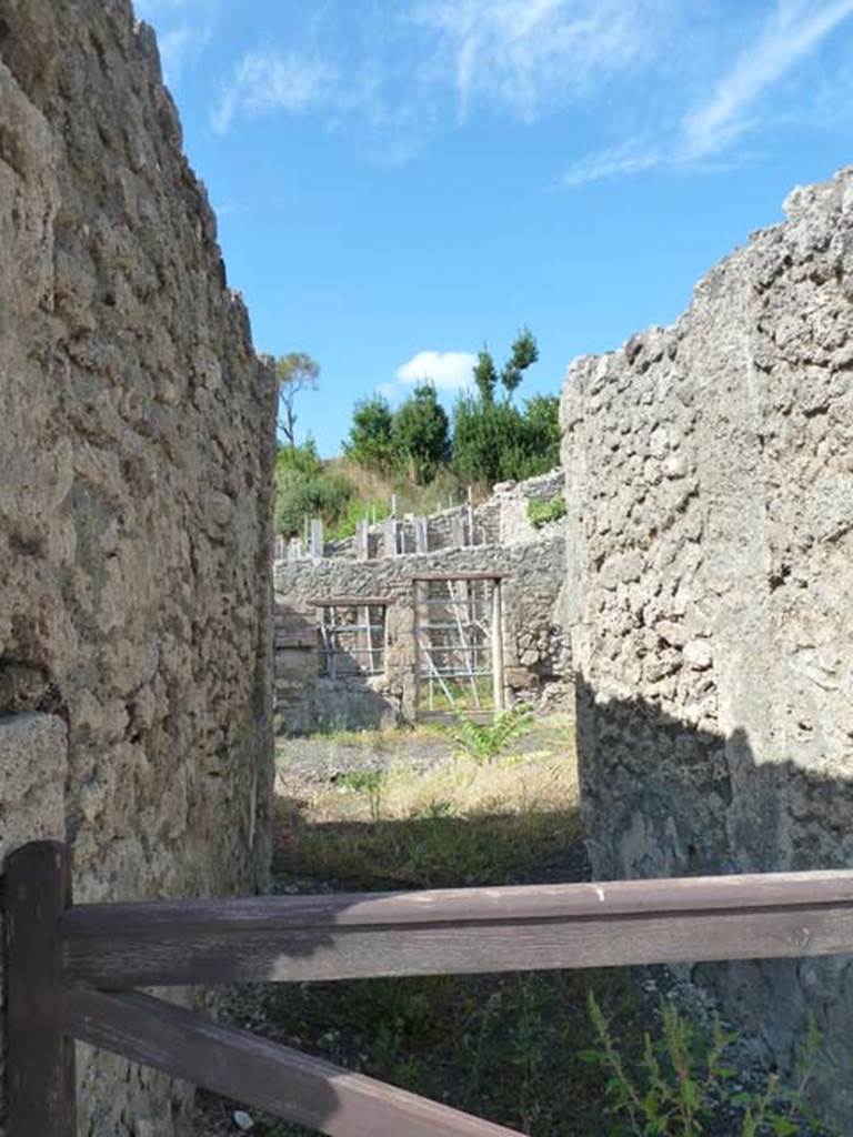 V.2.15 Pompeii. September 2015. Looking north along the entrance corridor.