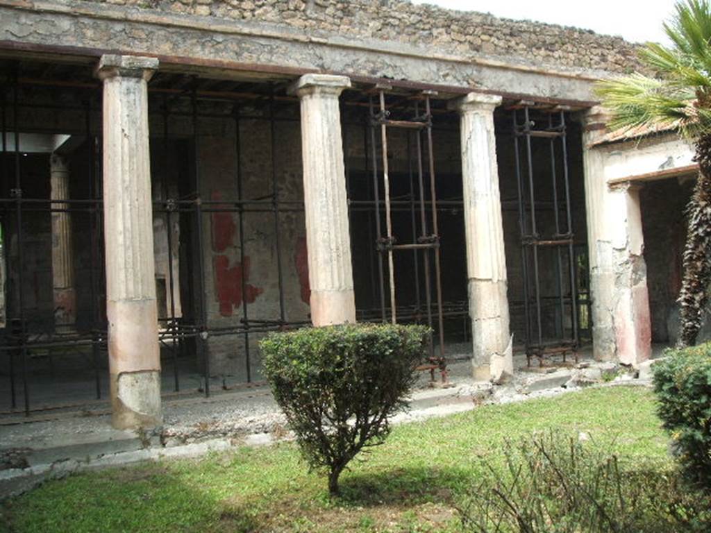 V.2.i Pompeii. May 2005. Room 23, looking north-east across Rhodian peristyle.