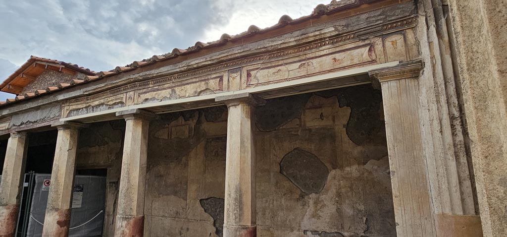 V.2.i Pompeii. December 2023. Room 23, detail from west portico in north-west corner. Photo courtesy of Miriam Colomer.