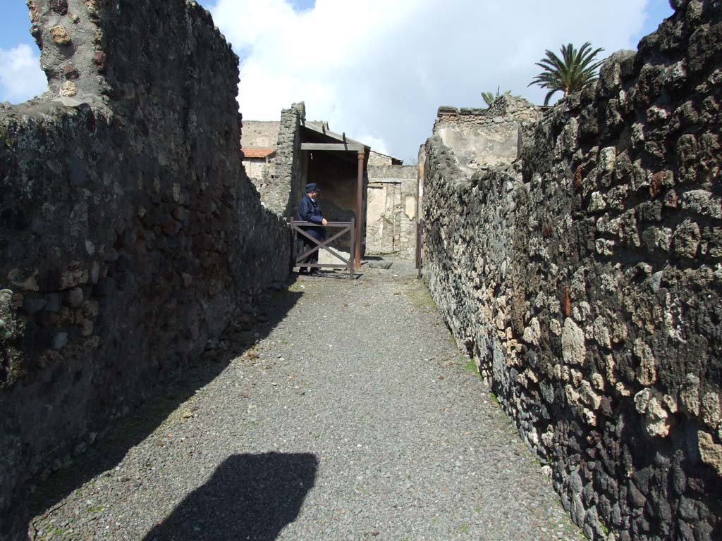 V.4.3 Pompeii. March 2009. Entrance corridor looking north. 