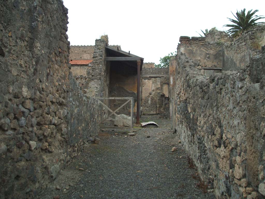 V.4.3 Pompeii. May 2005. Entrance corridor looking north.
The area of the stairs to the upper floor were against the west wall but were destroyed in the 1943 bombing.
