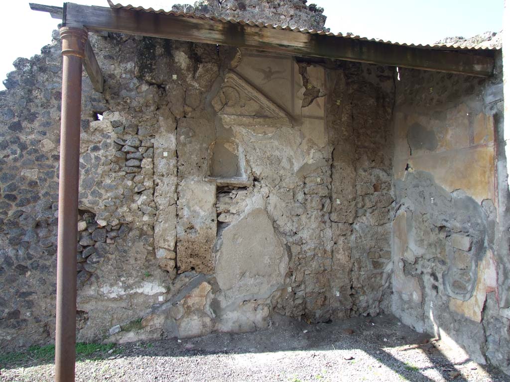 V.4.3 Pompeii. March 2009. West wall of atrium.