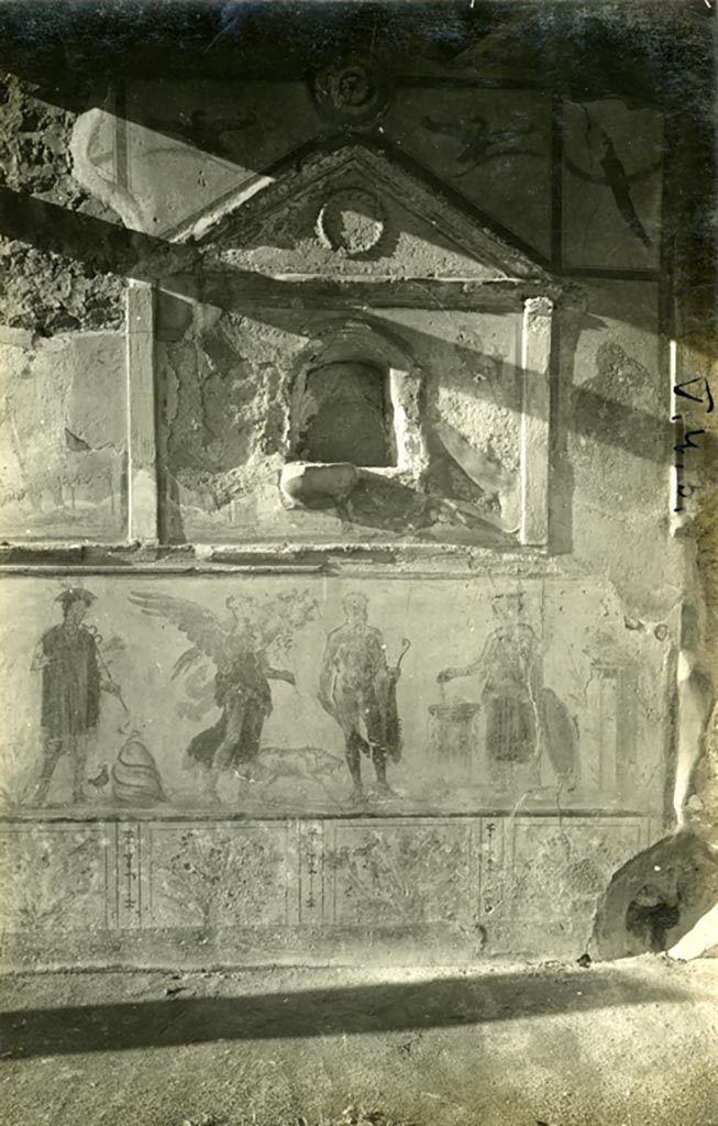 V.4.3 Pompeii. Pre-1937-39. Lararium on west wall of atrium.
Photo courtesy of American Academy in Rome, Photographic Archive. Warsher collection no. 1554.
