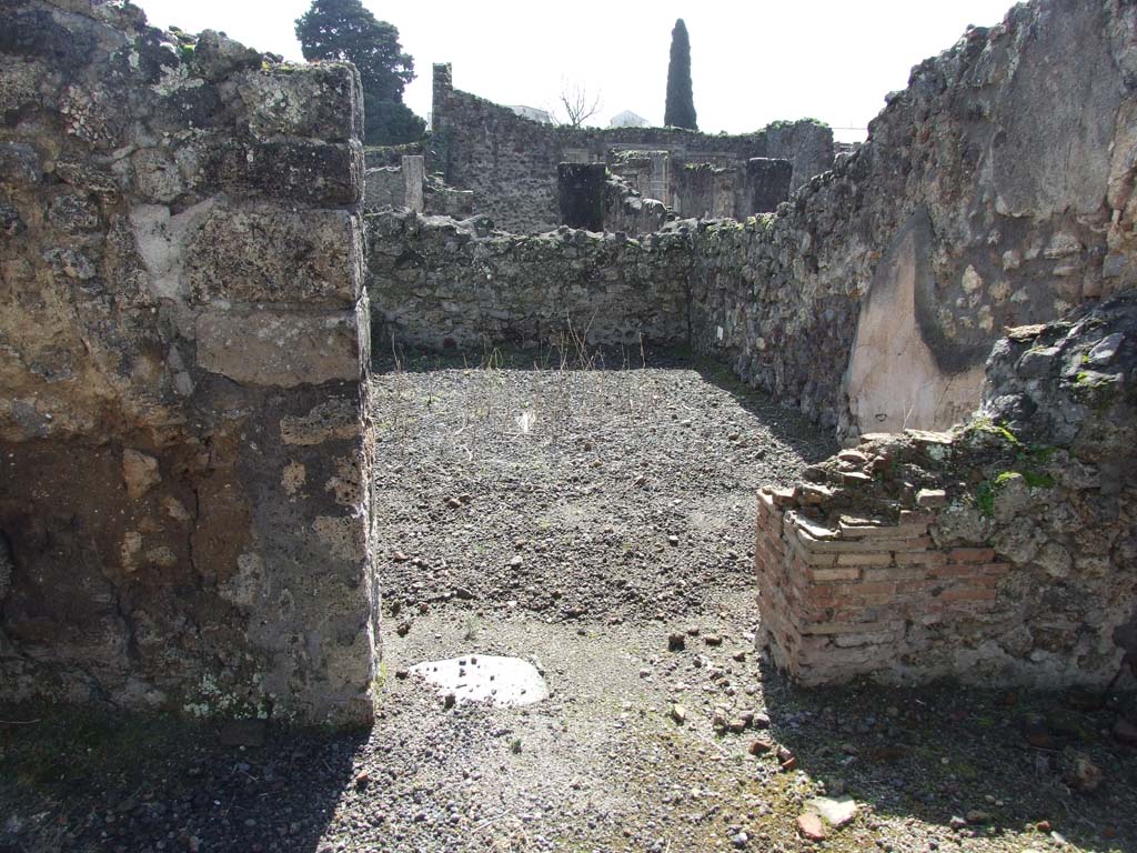 V.4.3 Pompeii. March 2009. Looking south from atrium to doorway to oecus.
According to Sogliano, for objects found here (the room on the right of where you enter) –
See Notizie degli Scavi di Antichità, 1899 (p.145 and p.203)
