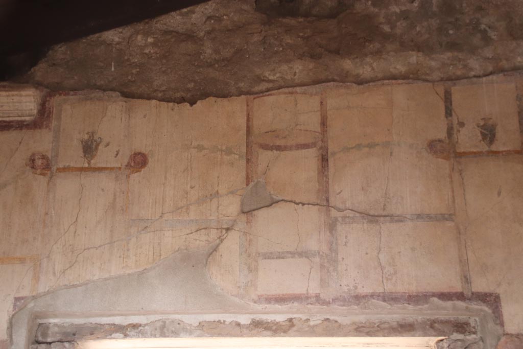 V.4.a Pompeii. October 2023. Room ‘s’, detail from upper north wall above doorway. Photo courtesy of Klaus Heese.