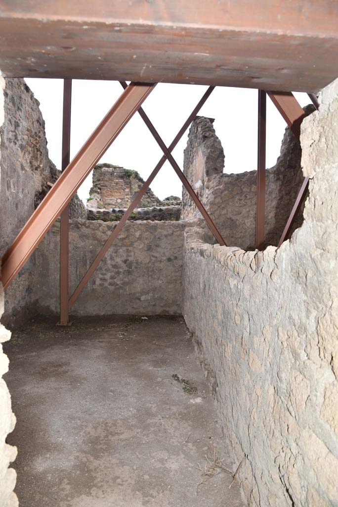 V.4.a Pompeii. March 2018. 
Room ‘v’, looking south through doorway towards south-west corner and west wall.
Foto Annette Haug, ERC Grant 681269 DÉCOR.
