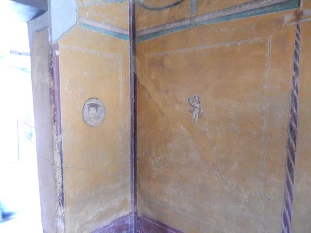 V.4.a Pompeii. May 2015. North-west corner of cubiculum. Photo courtesy of Buzz Ferebee.