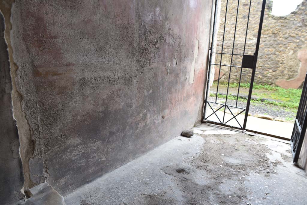 V.4.a Pompeii. March 2018. Looking west along lower south wall of entrance corridor/fauces.   
Foto Annette Haug, ERC Grant 681269 DÉCOR


